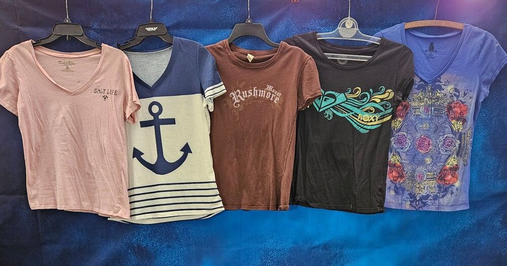 WOMEN'S T-SHIRT BUNDLE  SALT LIFE, ROXY, KAVIO, SHEIN SIZE LARGE GOOD CONDITION